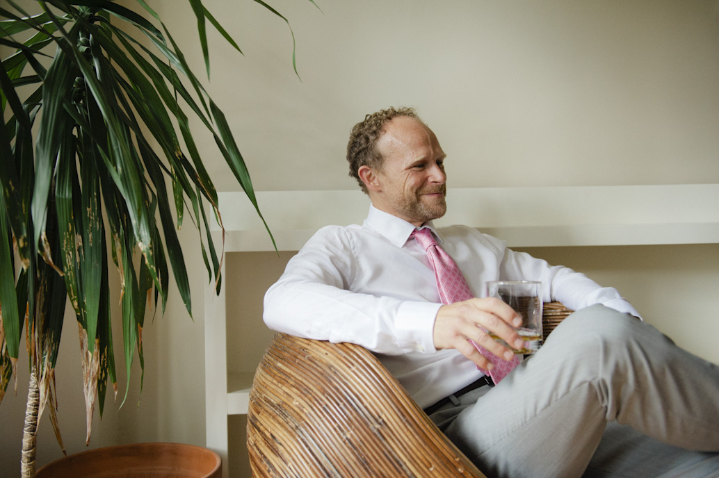 Groom getting ready in Montreal: Abelle photographie