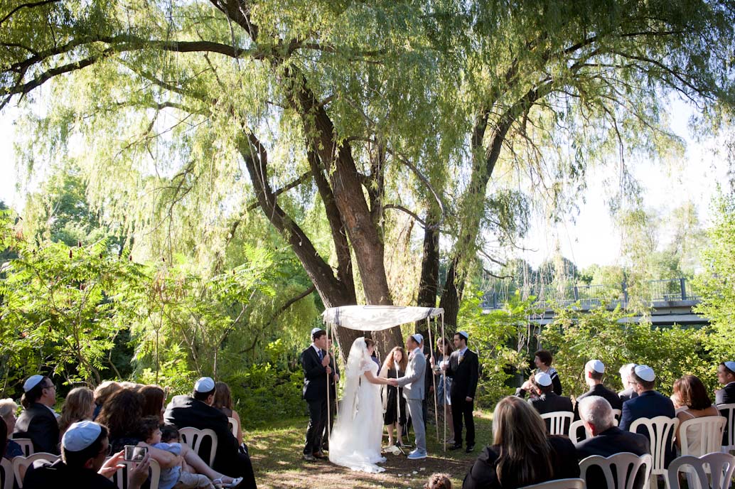 Wedding ceremony at Parc Jean-Drapeau, Montreal: Abelle photographie